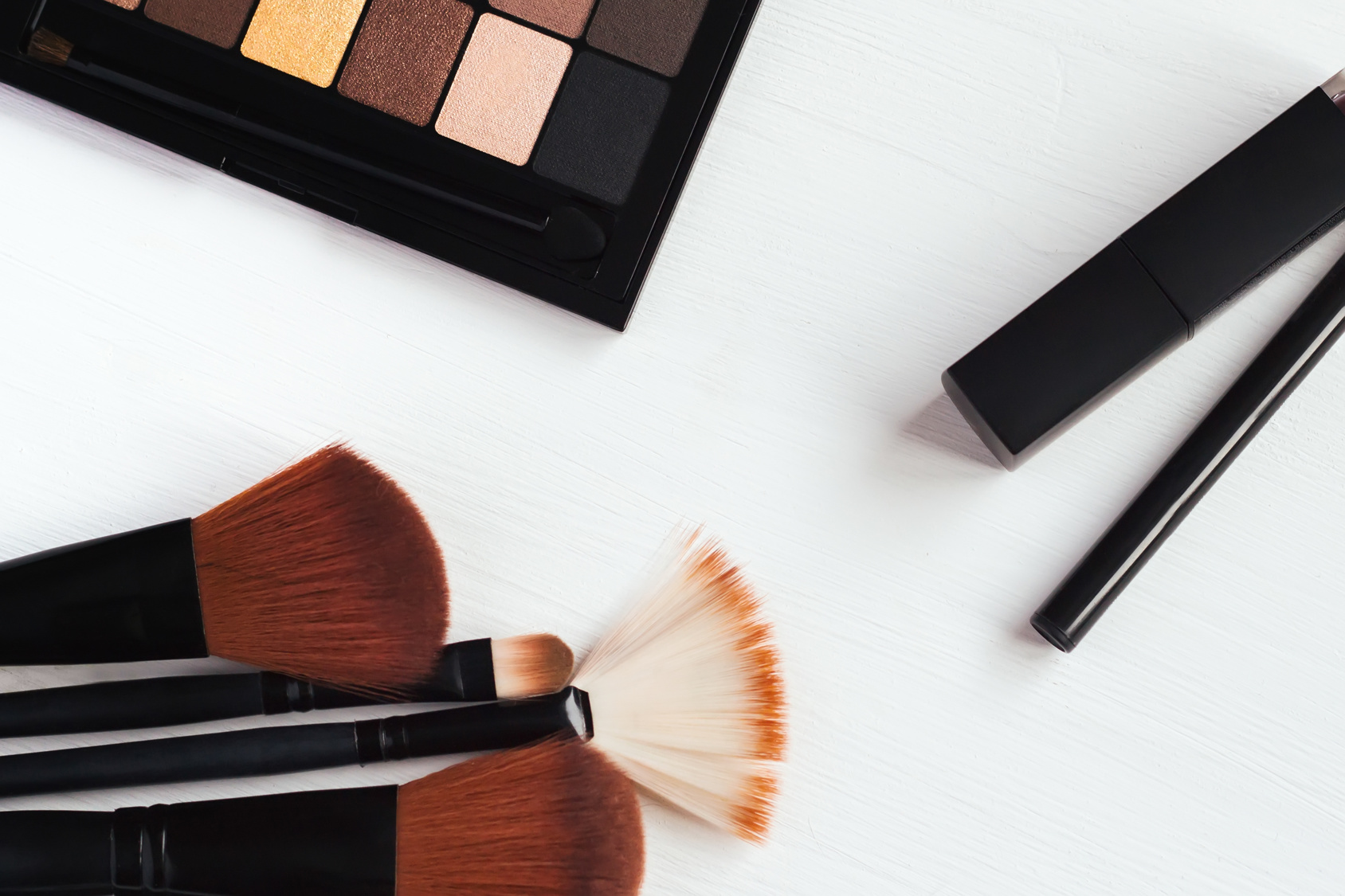 Modny makijaż w wariancie budżetowym – te produkty musisz mieć!