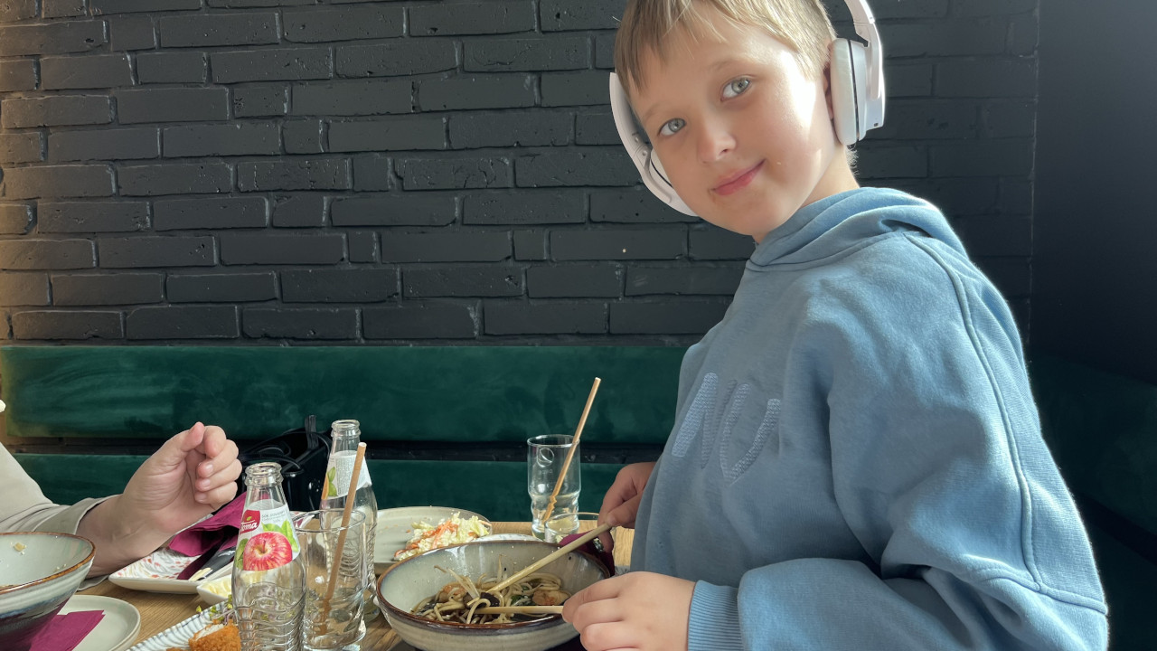 cłopiec jedzący sushi w restauracji w Gliwicach, niedaleko pokoi przy Placu Piastów