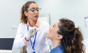 Grzybica jamy ustnej - pani doktor zaglądająca do jamy ustnej pacjentki.